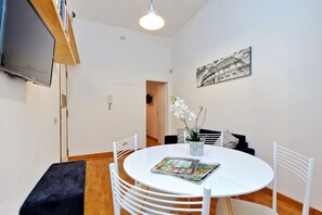 Apartamento, 2 habitaciones | Zona de estar | Una televisión de pantalla plana