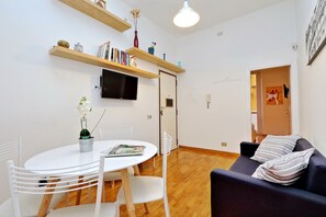 Apartamento, 2 habitaciones | Zona de estar | Una televisión de pantalla plana