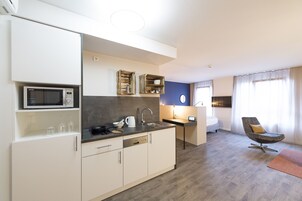 Frigorífico, microondas, placa de cocina y lavavajillas