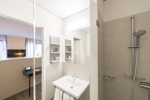 Hair dryer, towels, toilet paper - HARBR. boardinghouse Ludwigsburg (Ludwigsburg)