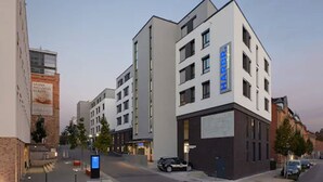 Un edificio moderno de varios pisos con un letrero llamativo que dice "HARBOR".