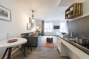 Comfort Double Room | Hypo-allergenic bedding, desk, blackout drapes, soundproofing - HARBR. boardinghouse Ludwigsburg (Ludwigsburg)