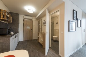 Estudio | Ropa de cama hipoalergénica, escritorio, cortinas opacas