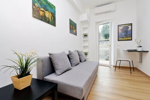 公寓, 2 间卧室, 城市景观 | 起居区 | 30-英寸纯平电视(配备数码频道)、电视、Netflix