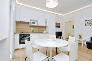 Apartment, 2 Bedrooms, City View | In-room dining