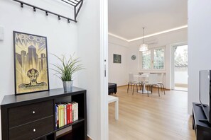 公寓, 2 间卧室, 城市景观 | 起居区 | 30-英寸纯平电视(配备数码频道)、电视、Netflix