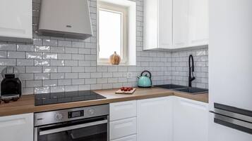 Elite House, 2 Bedrooms | Dapur peribadi | Peti sejuk/penyejuk beku saiz penuh, ketuhar gelombang mikro, ketuhar