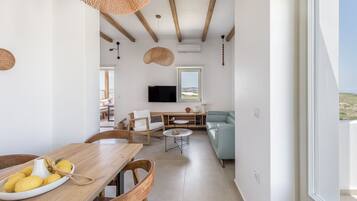 Elite House, 2 Bedrooms | Ruang tamu | 42 inci televisyen skrin rata dengan digital, TV Pintar