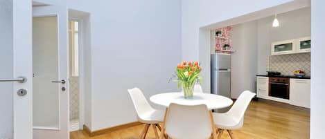 Apartment, 1 Schlafzimmer | Essbereich im Zimmer