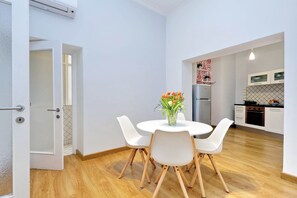 Apartment, 1 Schlafzimmer | Essbereich im Zimmer