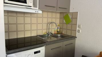 Kühlschrank, Kochgeschirr/Geschirr/Besteck