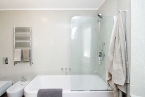 Appartamento, 2 camere da letto, vista città | Vasca da bagno a immersione totale