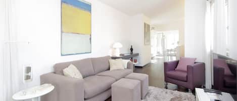 Departamento, 2 habitaciones, vista a la ciudad | Área de sala de estar | Televisión de pantalla plana