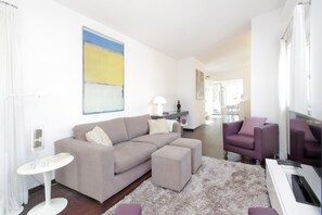 公寓, 2 间卧室, 城市景观 | 起居区 | 平板电视