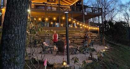 Recientemente renovado, que admite mascotas, Lakeview Home en Beautiful Cashiers NC