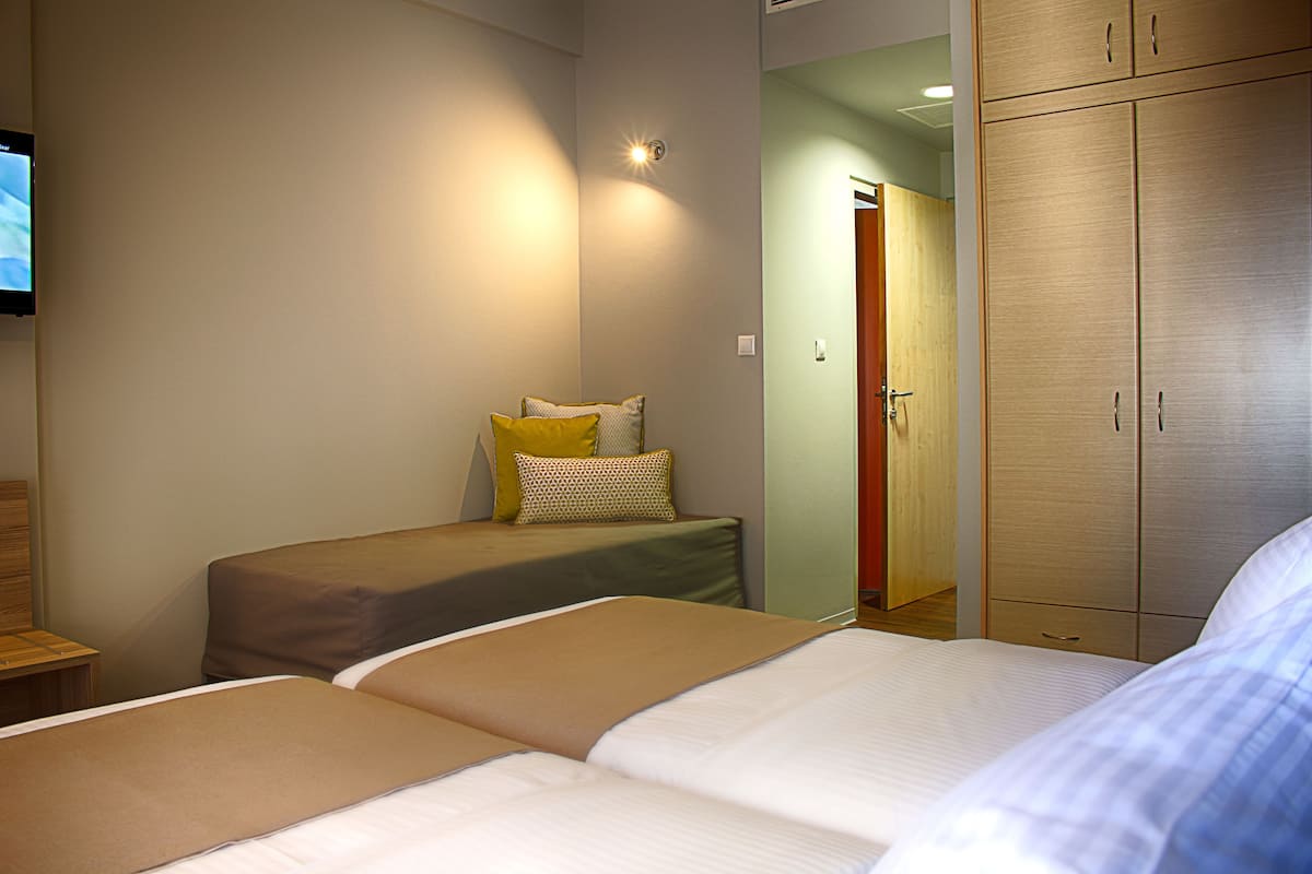 In-room safe, desk, laptop workspace, cribs (free)