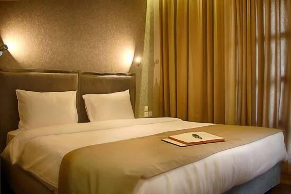 客房内保险箱、办公桌、笔记本电脑工作区、免费婴儿床