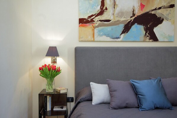 Apartment, 2 Schlafzimmer | Individuell dekoriert, individuell eingerichtet, Schreibtisch
