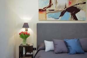 Apartment, 2 Schlafzimmer | Individuell dekoriert, individuell eingerichtet, Schreibtisch