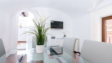 Apartamento, 2 quartos | Opções para refeição no quarto