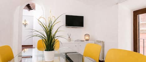 Apartment, 2 Bedrooms | Dining room