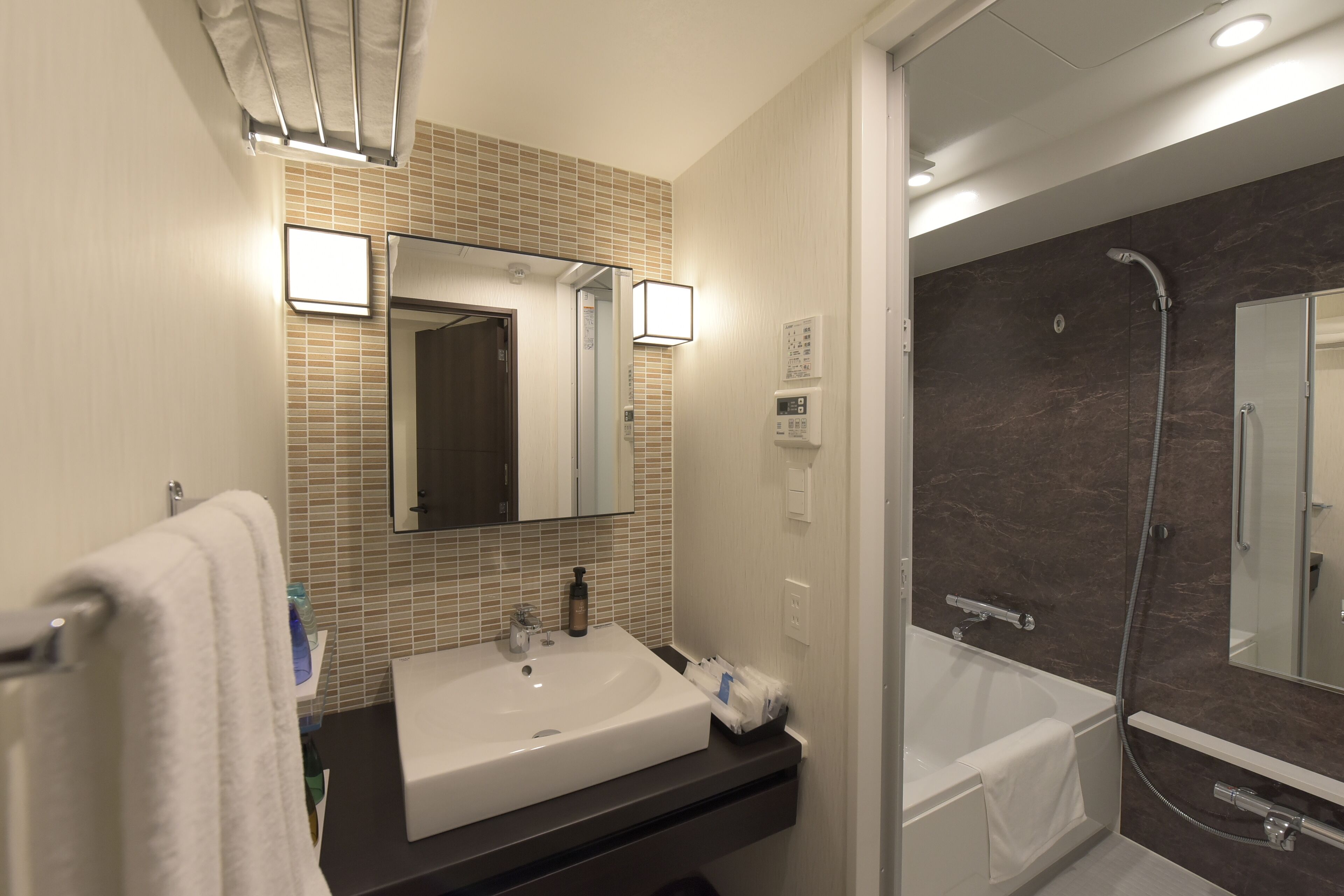 Familierom, ikke-røyk, hjørnerom (Japanese Western Style) | Bad | Separat badekar og dusj, toalettartikler (inkludert), hårføner og tøfler