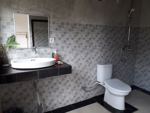 غرفة ديلوكس مزدوجة | حمام | تجهيزات دش، مناشف، صابون