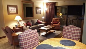 Smart TV, chimenea y libros