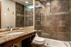 Douche, sèche-cheveux, serviettes fournies, savon
