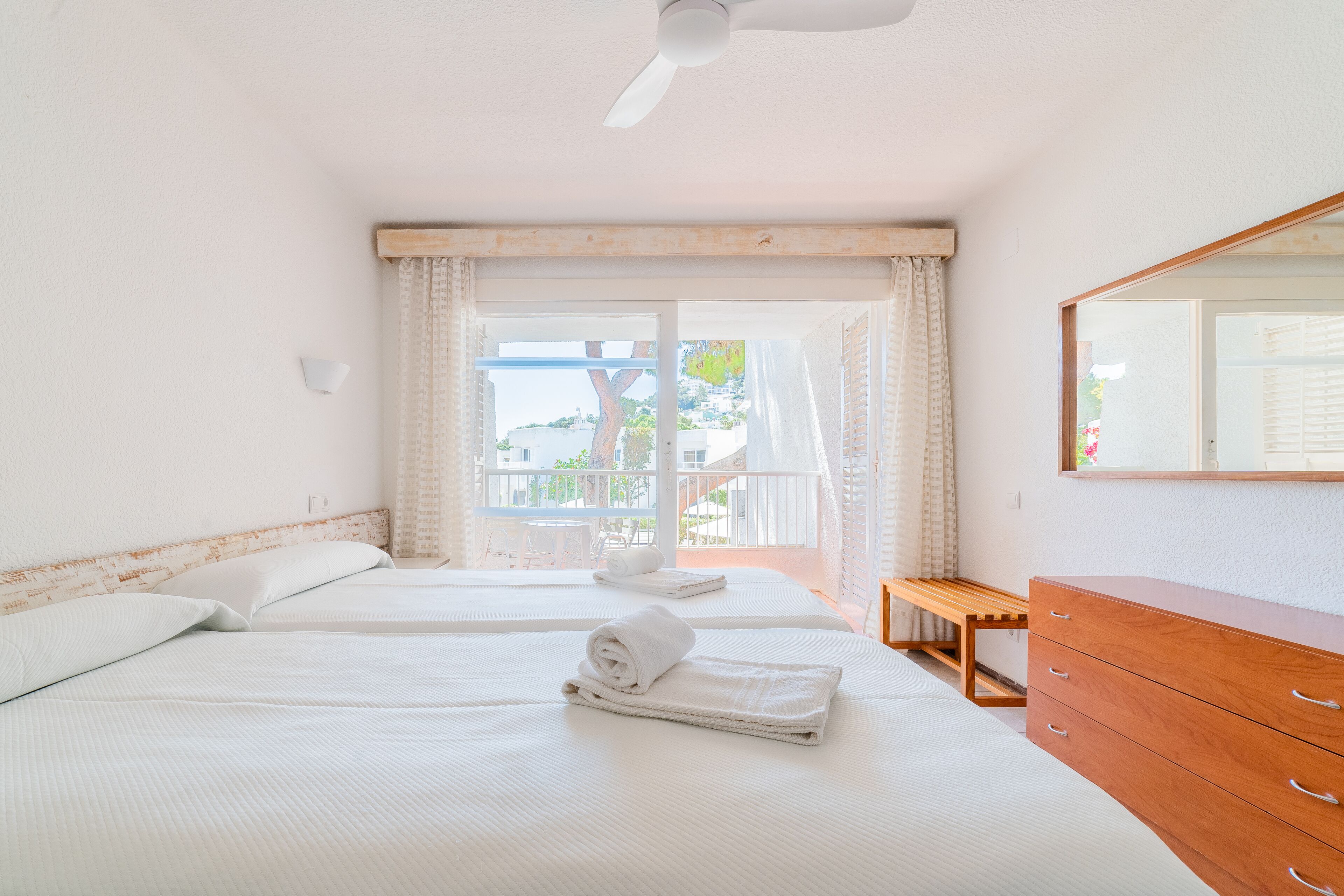 2 عدّة غرف نوم وخزنة داخل الغرفة ومكتب ومكواة/لوح كي