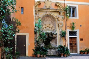Courtyard - Monti Charme - My Extra Home (Rome)