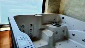 Kamar (E) | Bathtub spa pribadi