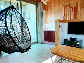 Room (E) | Desk, blackout drapes, free WiFi