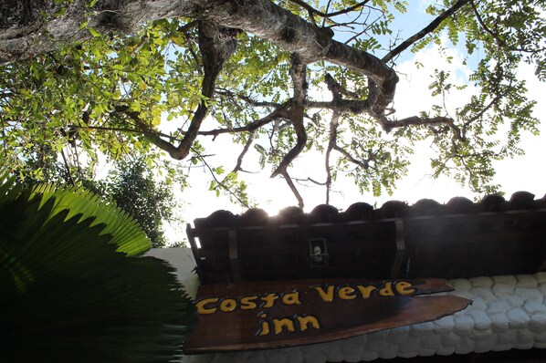 Uma placa de madeira para o Costa Verde Inn, com design rústico.