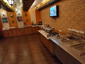 朝食 (ビュッフェ)、毎日提供 (無料)