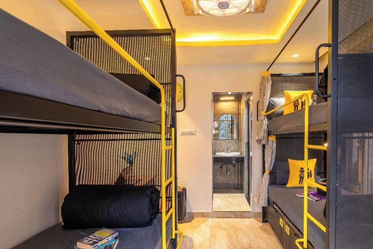 Dormitorio compartido clásico | Espacio para trabajar con laptop, insonorización y wifi gratis