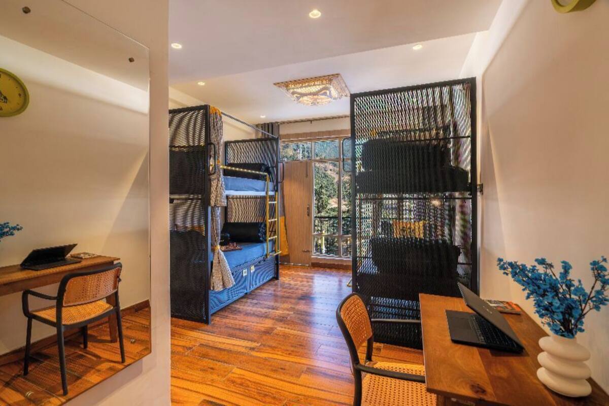 Dormitorio compartido urbano | Espacio para trabajar con laptop, insonorización y wifi gratis