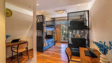 Laptop workspace, soundproofing, free WiFi, bed sheets