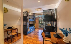 Gemeinsamer City-Schlafsaal | Laptopgeeigneter Arbeitsplatz, schallisolierte Zimmer, kostenloses WLAN