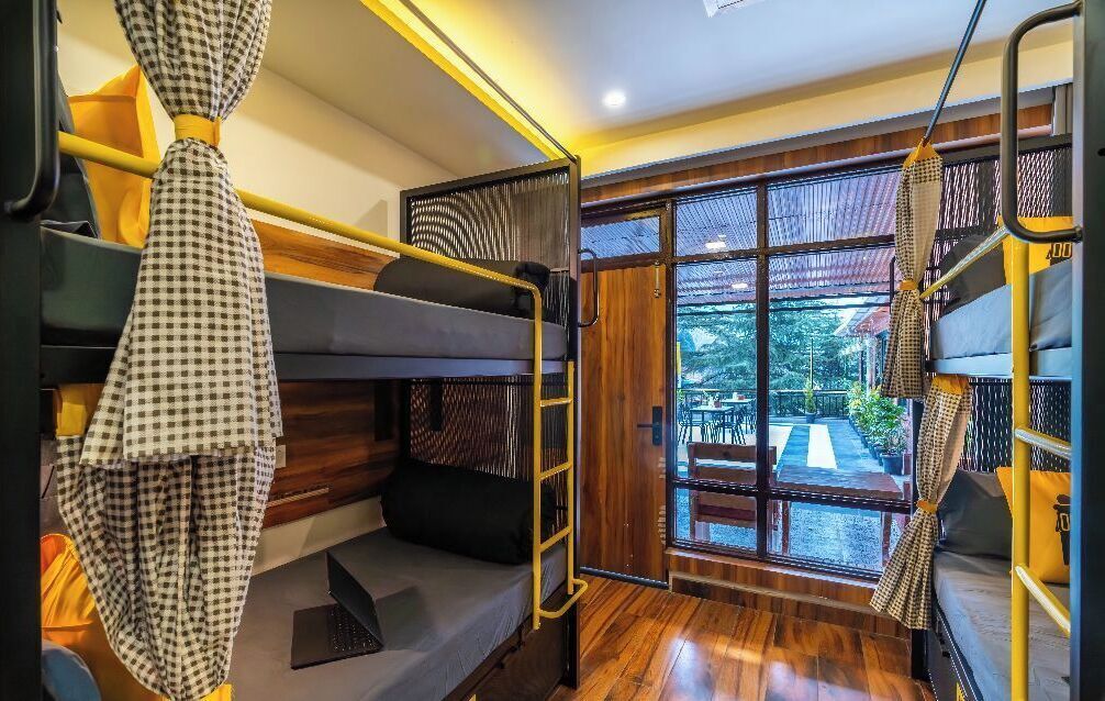 Gemeinsamer Club-Schlafsaal | Laptopgeeigneter Arbeitsplatz, schallisolierte Zimmer, kostenloses WLAN