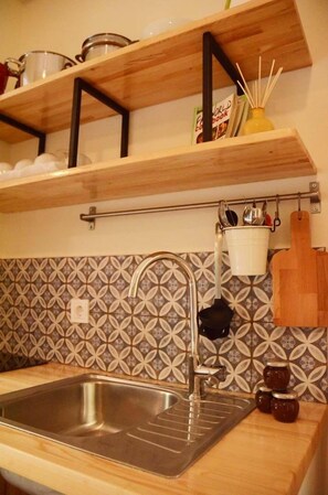 Habitación cuádruple, balcón (Cocoon) | Cocina privada | Refrigerador, parrilla de estufa, cafetera y tetera y tetera eléctrica