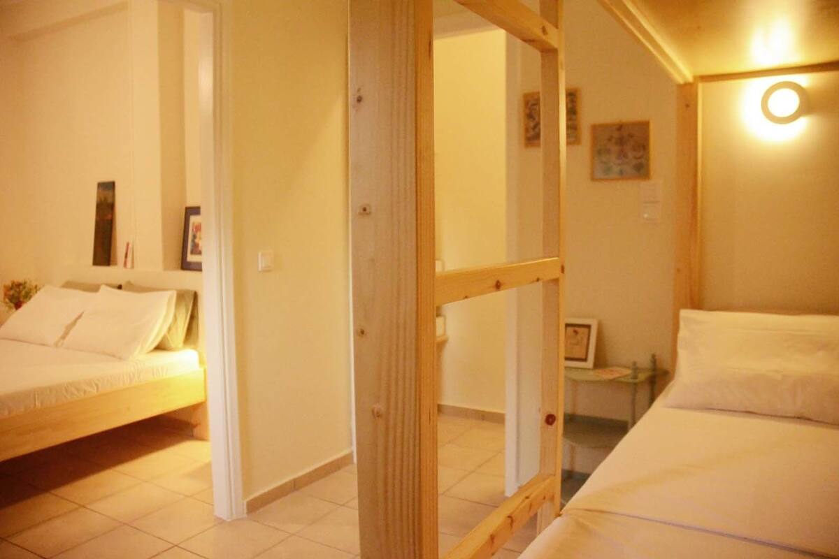 Quarto quádruplo, terraço (MoMa) | Escrivaninha, berços grátis, Wi-Fi de cortesia, roupa de cama