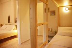 Habitación cuádruple, Terraza (MoMa) | Escritorio, cunas gratuitas, wifi gratis y ropa de cama 
