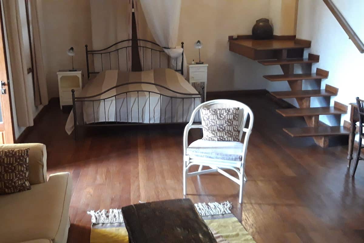 Escritorio, cortinas blackout, wifi gratis y ropa de cama