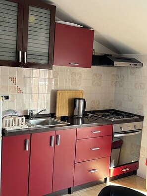 Comfort Apartment, 2 Bedrooms, Garden View | Private kitchen | Full-size fridge, microwave, oven, stovetop
