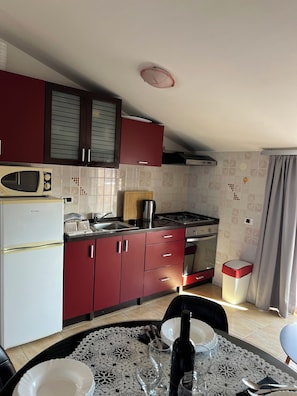 Appartement Confort, 2 chambres, vue jardin | Cuisine privée | Grand réfrigérateur, micro-ondes, four, plaque de cuisson