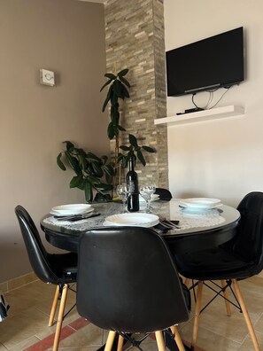 Comfort Apartment, 2 Bedrooms, Garden View | Living area