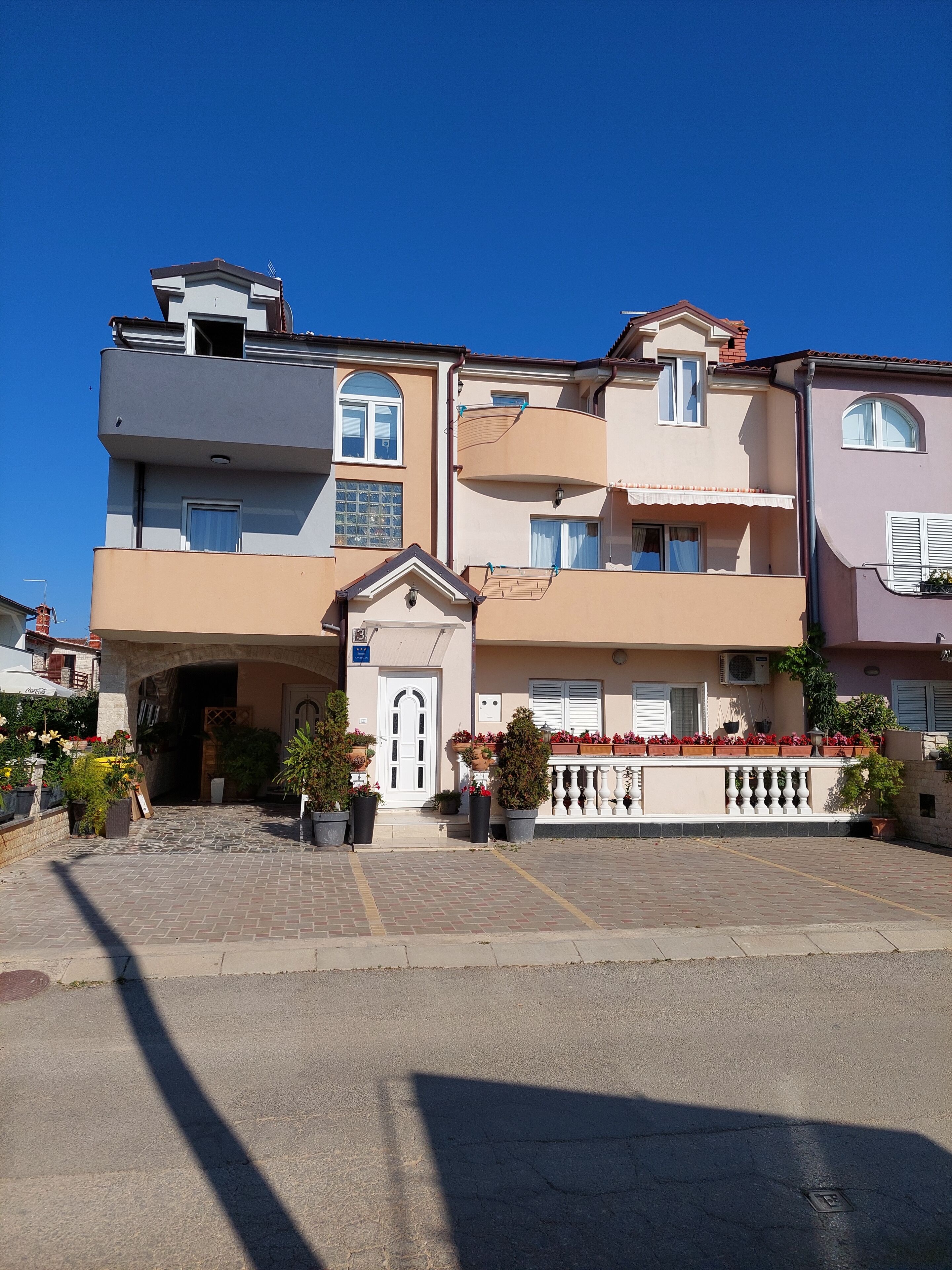 Façana frontal de l'allotjament