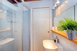 Apartment, 1 Bedroom, City View | Bathroom | Shower, rainfall showerhead, free toiletries, hair dryer
