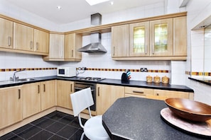 Apartment, 1 Bedroom (Flat 2) | Private kitchen | Full-size fridge, microwave, oven, stovetop - PML Apartments Gloucester Place (London)